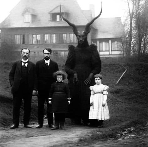 satanist / satan core Creepy Old Photos, Images Terrifiantes, Creepy Core, Creepy Photos, Dark Memes, Art Magazine, Halloween Photos, World Photo, Futurism