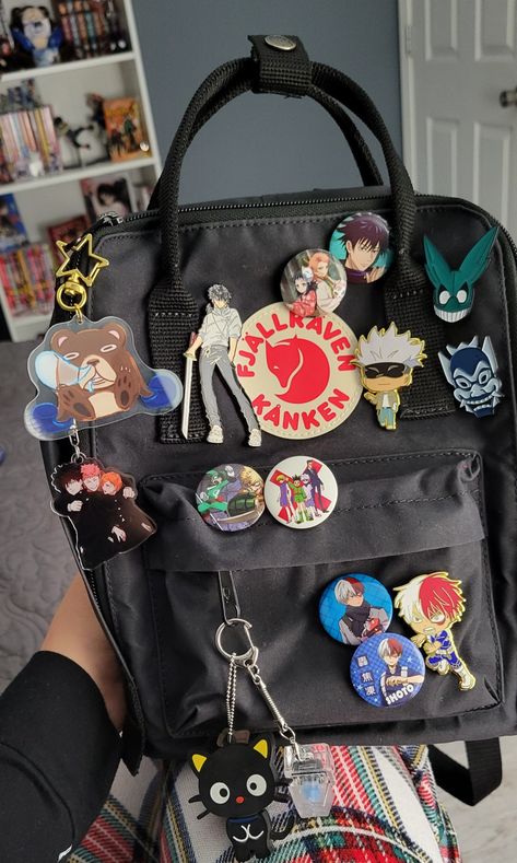 Mochila Kpop, قلادات متدلية, Anime Bag, Stylish School Bags, Aesthetic Backpack, Otaku Room, Inside My Bag, Aesthetic Bags, Bag Pins