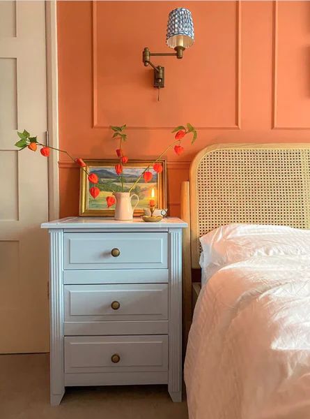 Basic Apartment Makeover, Colorful Scandinavian Bedroom, Orange Interior Design Inspiration, Ethereal Bedroom Aesthetic, Colorful Guest Bedroom, Colorful Bedroom Ideas For Adults, Cottage Bedroom Aesthetic, Adult Bedroom Ideas, Orange Bed