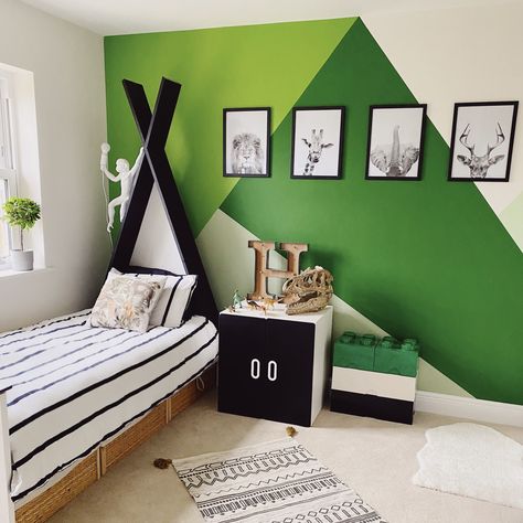 Children's green bedroom with an animal theme. Kids Green Bedroom Ideas, Green Childs Bedroom, Boy Green Bedroom, Blue And Green Boys Bedroom, Boy Bedroom Wall Ideas, Boys Paint Colors Bedroom, Green Bedroom Kids, Green Childrens Bedroom, Green Kids Room Boys