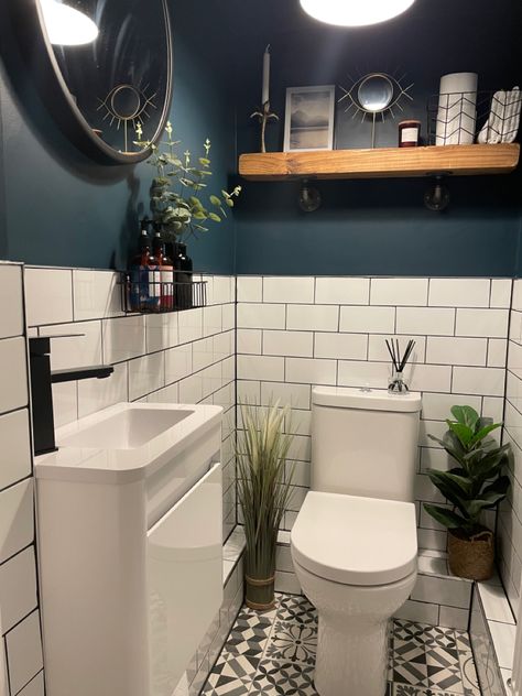 Small Toilet Decor, Magic Bathroom, Wallpaper Laundry, Shelf Garden, Black Bathroom Light, Small Downstairs Toilet, Bathroom Under Stairs, Small Shower Room, Fun Bathroom