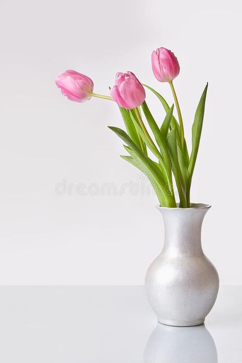 Flower Vase Reference Photo, Tulips In Vase Aesthetic, Tulip Bouquet In Vase, Tulip In A Vase, Tulip In Vase, Flowers Pink Bouquet, Flower Vase Aesthetic, Vase Of Tulips, Tulips In A Vase