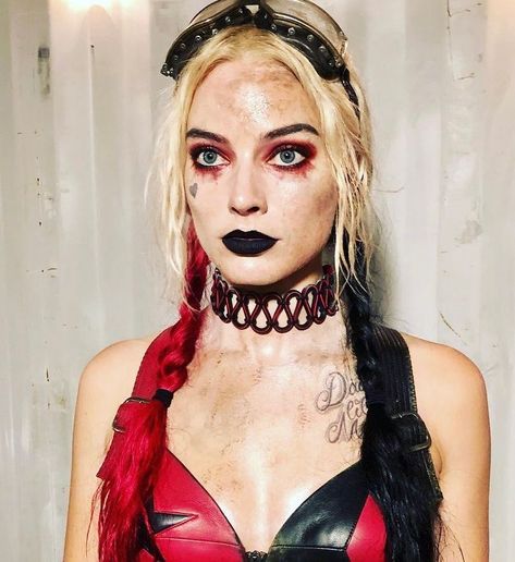 Harley Quinn Fan Page on Instagram: “Margot Robbie as Harley on TSS set ♦️ Yeah i’m here hehe 🥴 (Like & Follow for more) • • • • [#harleyquinn #margotrobbie #dc #dccomics…” Harley Quinn Red And Black Makeup, Harly Quinn Makeup Looks, Harley Quinn Costume Black And Red, Black And Red Harley Quinn Makeup, Black And Red Harley Quinn Costume, Harley Quinn Face Paint, Harley Quinn Makeup Halloween, Harley Quinn Inspired Makeup, Harley Quinn Costume Makeup