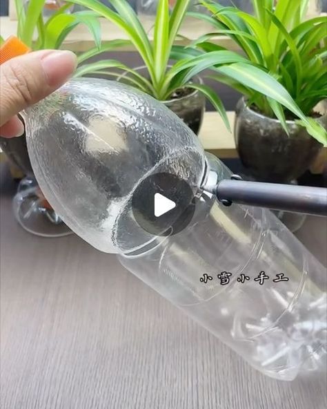 Uses For Plastic Bottles, Garden Ideas With Plastic Bottles, Recycled Bottle Crafts, Plastic Container Crafts, Plastic Bottle Crafts Diy, Plastic Bottle Art, Plastic Bottle Flowers, Diy Plastic Bottle, Flower Pot Design