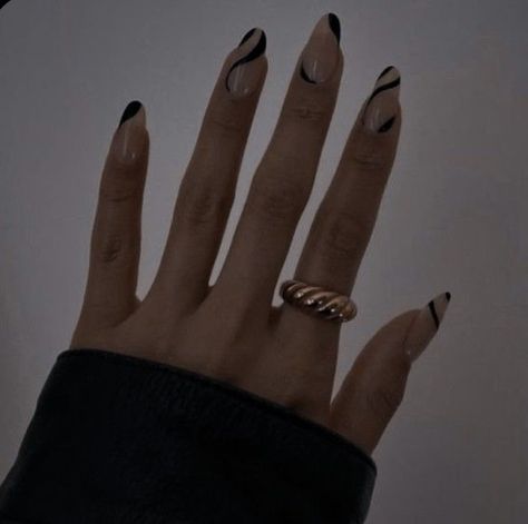 Dark Academia Nails Acrylic, Black Party Nails, Minimal Black Nails, Dark Academia Nails Ideas, Aesthetic Nails Dark, Nails Dark Academia, Dark Aesthetic Nails, Dark Academia Nails, Bold Nails