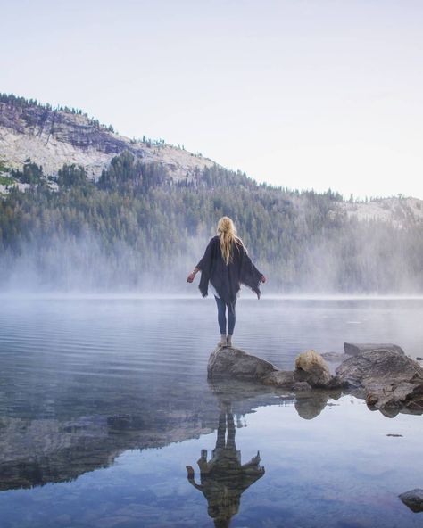 A magical evening with dancing mist over Tenaya Lake. This journey really gave me something special. Every day was like discovering new masterpieces in nature. I just shared a huge blogpost with a lot of photos and a film from my days in Yosemite. Link in profile ♡ #tenayalake #tenaya #yosemite #mariposacounty #yosemitenation #bucketlist #exploretocreate #musephoto #ig_naturelovers #ig_masterpiece #yosemitenationalpark #visitcalifornia Jonna Jinton, Viking Queen, Fantasy Magic, Visit California, Mountain Photography, One With Nature, My Days, Yosemite National Park, Life Experiences