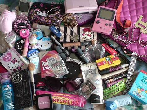 Trashy Y2k Aesthetic, Estilo Emo, Scene Girl, Trashy Y2k, Inside My Bag, Under Your Spell, 2000s Aesthetic, Scene Emo, What In My Bag