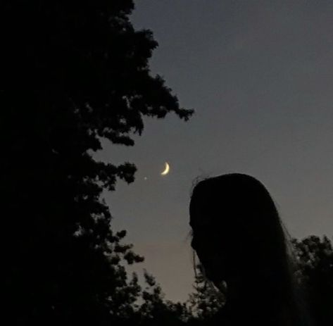 Aesthetic Wallpaper Of Moon, Wallpaper Of Moon, Instagram Profile Picture Aesthetic, Profile Picture Aesthetic, Instagram Profile Picture, Moon Gazing, Moon Girl, Aesthetic Vintage, Aesthetic Wallpaper