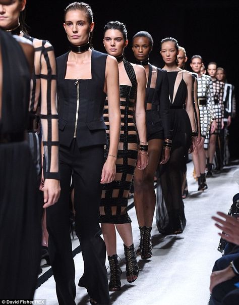 Kendall Jenner walks the runway in risqué black Balmain lattice dress #dailymail Aesthetic Models, Mode Gossip Girl, Lattice Dress, Dress Paris, Fashion Dream Job, Fashion Walk, Model Lifestyle, Balmain Paris, Model Inspo