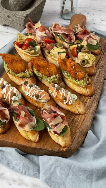 Christmas Tapas Ideas, Christmas Bruschetta, Bruschetta Ideas, Bruschetta Salmon, Ideas Para Catering, Rip 20s, Cocktail Hour Food, Queso Manchego, Catering Ideas Food