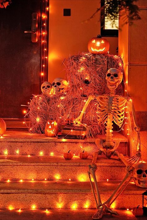 Halloween Courtyard Decorations, Orange Halloween Lights Outdoor, Halloween String Lights Ideas, Halloween Outdoor Lighting, Outdoor Halloween Lighting Ideas, Halloween Outdoor Lights, Landscape Architecture Drawing Sketches, Halloween House Decorations Outdoor, Cute Halloween Porch