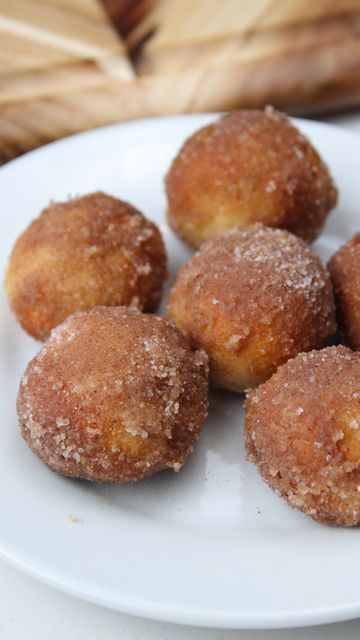 iRick Wiggins on Instagram: "Say “YUM” if you would eat these cinnamon donut holes 😋🙌  To make them:  Mix 1/4 cup Greek yogurt, 1/2 cup almond flour, 1/4 cup sweetener, 1 tsp baking powder & 2-4 tsp cinnamon   Knead into dough & roll into small balls. Spray with oil & air fry @ 325F for 10 mins.  Toss in melted butter & and cinnamon sweetener mix & enjoy!!" Yogurt Almond Flour Donut Holes, Greek Yogurt And Almond Flour, Cinnamon Donut Holes, Irick Wiggins, Cinnamon Bites, Low Carb Donut, Donut Hole Recipe, Blueberry Bagel, Med Diet