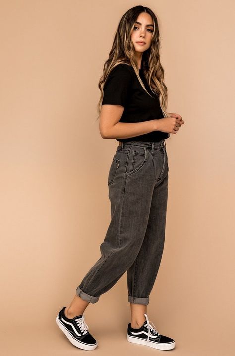 Minimalista Sikk, Jean Fits, Mom Jeans Style, Jean Outfit, Look Jean, Mom Jeans Outfit, Jeans Outfit Women, Black Mom Jeans, Moda Jeans