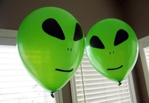 Alien Balloons Alien Balloons, Alien Birthday Party, Alien Cake, Alien Party, Alien Halloween, Space Theme Party, Alien Aesthetic, Space Cowgirl, Space Birthday Party