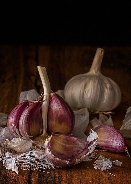 Ajos secos | Maria Abellan | Flickr Vegetables Photography, Still Life Pictures, Food Art Photography, Still Life Fruit, Fruit Photography, Still Life Photos, Food Wallpaper, Fruit Painting, Still Life Drawing