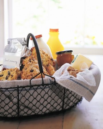 A Good Morning - A healthy breakfast is often the last thing on your hostess's mind when she's planning a night of entertainment. Line a basket with vintage tea towels and fill it with everything she needs to start the day off right -- coffee, tea, milk, sugar, orange juice, scones, butter, and marmalade. All she has to do is find the kettle and French press to recover from the festivities. Farmers Market Gift Basket Ideas, Baked Goods Basket, Baked Goods Gift Basket, Homemade Hostess Gifts, Purim Basket, Breakfast Basket, Hostess Gift Ideas, Breakfast Gift, Towel Basket