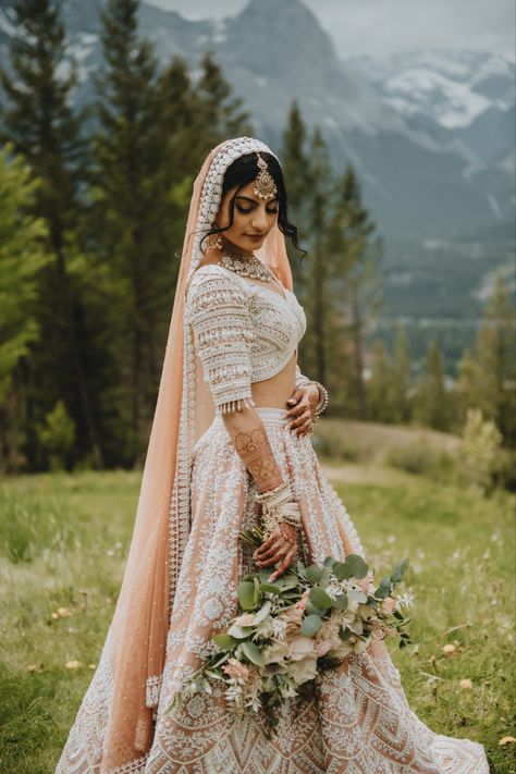 Anisha and Ronish’s wedding was a modern boho paradise! Keep scrolling to see the dreamiest of details! Wedding In Mountains, Mountain Indian, Indian Wedding Flowers, Jeweled Wedding Dress, Hindu Wedding Ceremony, Bohemian Wedding Inspiration, Indian Wedding Inspiration, Multicultural Wedding, Indian Fusion Wedding