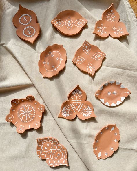 Collection of terracotta ceramic curio and trinkets for wall art Underglaze Patterns, Terracotta Ceramics, Indian Ceramics, Christmas Ceramics, Indian Motifs, Painted Ceramics, Clay Hand, Terracotta Clay, Hand Crafts