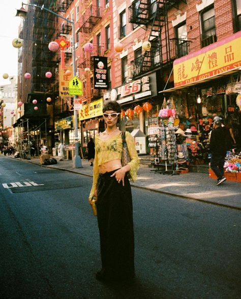 M E L (@vanellimelli) • Instagram photos and videos China Town Nyc, Shanghai Street Style, Nyc Photoshoot Ideas, Los Angeles Photoshoot, Nyc Chinatown, New York Photoshoot, Nyc Photo Ideas, Neon Photoshoot, Nyc Pics