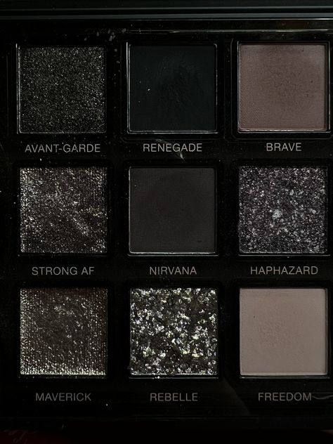 Black Eyeshadow Aesthetic, Eyeshadow Looks Black, Dark Glitter Aesthetic, Dark Eyeshadow Makeup, Dark Eyeshadow Palette, Black Eyeshadow Palette, Eyeshadow Aesthetic, قلادات متدلية, Effy Stonem