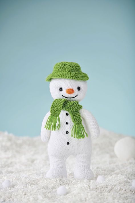 Love this snowman knitting pattern? Check out our exclusive behind-the-scenes preview of Simply Knitting magazine, only on Gathered! Snowman Knitting Pattern, Snowman Knitting Pattern Free, Free Snowman Patterns, Simply Knitting Magazine, Knitted Ornaments, Knitted Snowman, Christmas Toy Knitting Patterns, Snowman Patterns, Christmas Knitting Projects