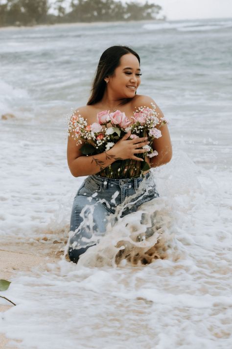 Beach Flower Photoshoot, Flower Beach Photoshoot, Beach Photoshoot With Flowers, Beach Pictures With Flowers, 22 Birthday Photoshoot Picture Ideas, Flowers In Jeans Photography, Beach Theme Photoshoot, Beach Birthday Photoshoot, Flower Top Photoshoot