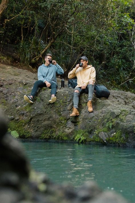 Coffee Outdoors Photography, Guy Friends Pictures, Barista Portrait, Guy Drinking Coffee, Drip Photo, Outdoor Friends, Camping Photoshoot, Adventure Friends, Camping Coffee Maker