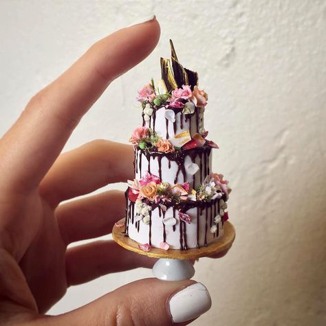 Minaturist Rachel Dyke creates tiny tower cakes you can hold in the palm of your hand. Drippy Cakes, Satin Wedding Dresses, Polymer Clay Cake, Simple Satin, Tiny Cakes, Barbie Food, Miniature Bakery, Tiny Treats, Diy Doll Miniatures