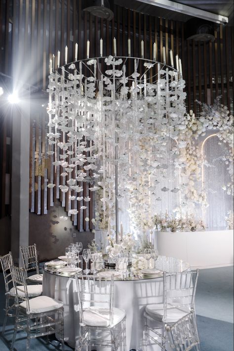 Wedding Backdrop With Chandelier, Luxury White Wedding, Luxury Event Decor, Cocktail Party Decor, Wedding Canopy, Dream Wedding Decorations, Wedding Backdrop Decorations, Wedding Entrance, Wedding Decor Style