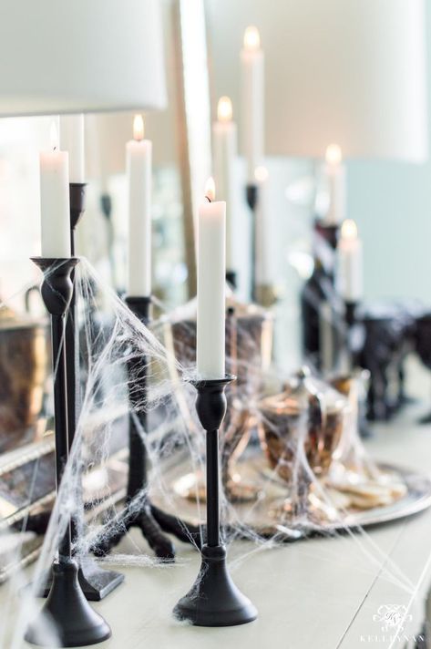 Spooky Halloween Decor Ideas with Candles and Cobwebs / #halloween #halloweendecor #spookyhalloween Cobwebs Halloween, Spooky Halloween Decor, Halloween Decor Diy, Easter Vintage, Halloween Decor Ideas, Decor Minimal, Creepy Halloween Decorations, Easy Halloween Decorations, Diy Halloween Decor