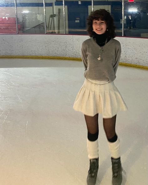 Cute Skating Outfits Winter, Y2k Ice Skating Outfit, Grunge Ice Skating Outfit, Ice Skating Fits Aesthetic, Skating Rink Pictures, Winter Ice Skating Outfit, Skate Rink Outfits, Cute Outfits For Ice Skating, Indie Winter Fits