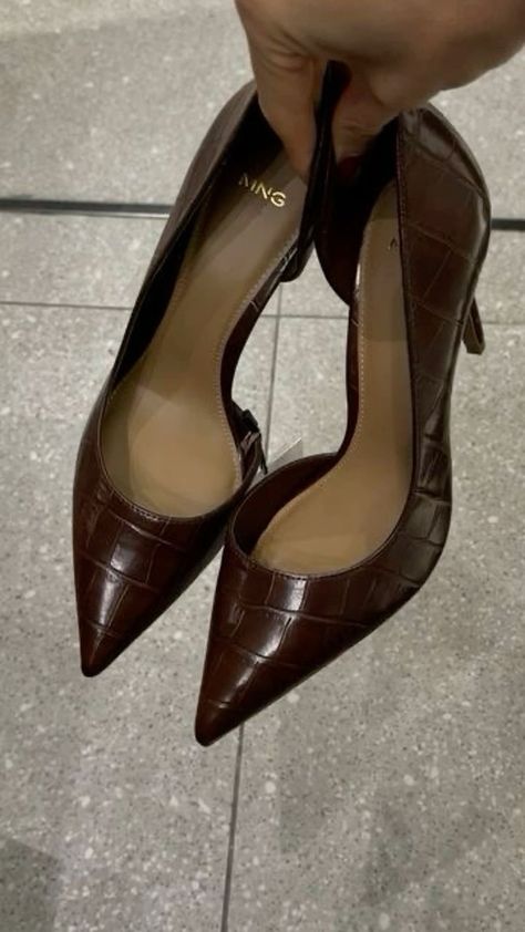 Brown Heels Aesthetic, Elegant Shoes Classy, Classy And Elegant Outfits, Elegant Heels Classy, Heel Ideas, Classy Footwear, Pumps Outfit, Venus Fashion, Heels Aesthetic