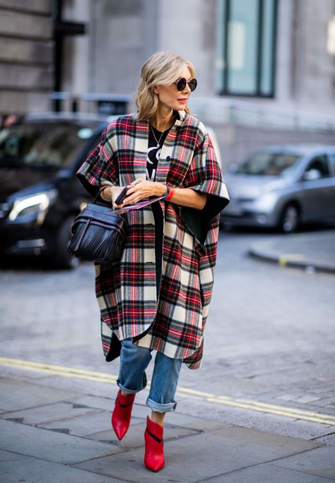 LONDON, ENGLAND - SEPTEMBER 17: A guest wearing red white checked coat is seen outside Erdem during London Fashion Week September 2018 on September 17, 2018 in London, England. (Photo by Christian Vierig/Getty Images) Checked Coat, Check Coat, September 17, Coat Outfits, Street Style Inspiration, 가을 패션, Autumn Outfit, Wearing Red, Mode Inspiration