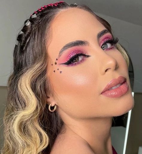 Make de Carnaval: Tendências de Maquiagem para Folia! Rbd Inspired Makeup, Rbd Concert Makeup Ideas, Karol G Makeup Looks Concert Pink, Makeup For Downturned Eyes, Music Festival Makeup, Coachella Makeup, Make Carnaval, Festival Makeup Glitter, Eye Makeup Images