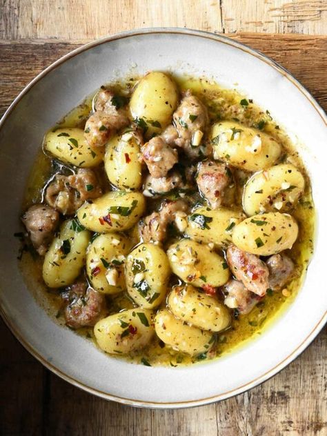 Gnocchi With Italian Sausage, Butter Gnocchi, Gnocchi With Sausage, Healthy And Tasty Recipes, Food Recipes For Dinner, Story Food, Mediterranean Diet Recipes Dinners, Breakfast Soup, Cheap Recipes