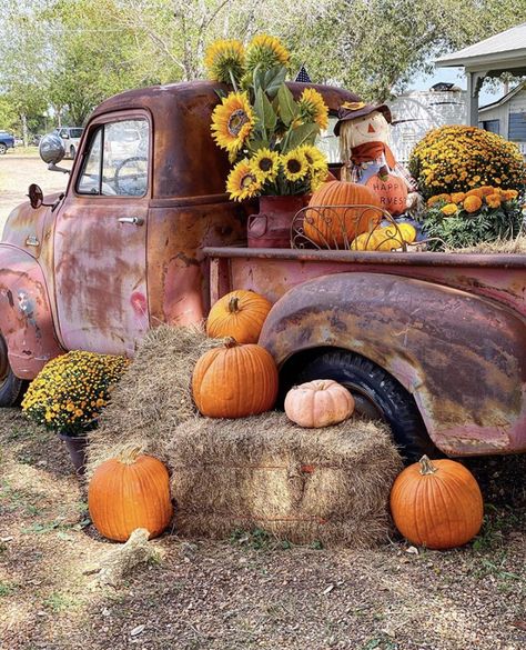 Decorating An Old Truck For Fall, Fall Pickup Truck, Old Trucks Decorated For Fall, Old Truck Fall Decorations, Vintage Truck With Pumpkins, Fall Truck Pictures, Fall Vintage Truck Photoshoot, Fall Backdrops For Pictures Outdoor, Outdoor Fall Festival Ideas