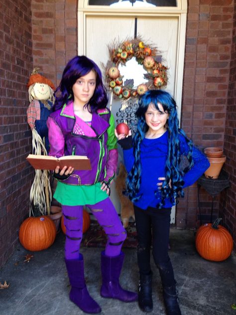 Fun mal and evie costumes.:). 1.Take a black leather jacket and paint the whole… Diy Evie Costume Descendants, Mel Descendants, Mal Halloween Costume, Mal Descendants Costume, Evie Costume, Mal Costume, Disney Villain Costumes, Sibling Halloween Costumes, Halloween Customs