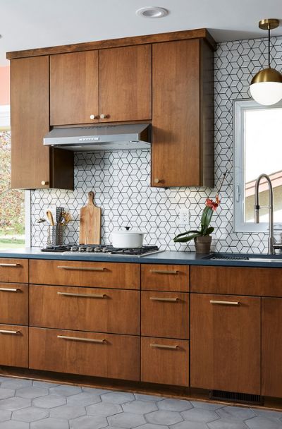 Mid Century Modern Kitchen Design, Geometric Tile Design, Modern Kitchen Backsplash, Tile Design Ideas, Mcm Kitchen, Modern Kitchen Remodel, Dark Wood Cabinets, Flat Panel Cabinets, Brown Kitchens