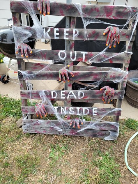 One pallet, made zombie hands using gloves filled with potting soil, spray paint and acrylic paint. Zombie Pallet Decoration, Halloween Pallets Ideas, Zombie Room Ideas, Zombie Decorations Outdoor, Zombie Decorations Diy, Zombie Pallet, Body Bag Halloween Decoration, Halloween Zombie Decorations, Halloween Pallet Ideas