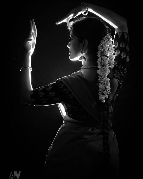 Indian Classical Aesthetic, Indian Dance Photography, Bharatnatyam Aesthetic, Bharatanatyam Aesthetic, Classical Dance Photography, Bharatanatyam Dancer, Indian Classical Dancer, Bharatanatyam Poses, Kathak Dance