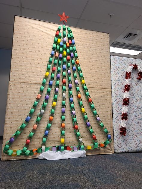 School Christmas Display Ideas, Art Showcase Ideas, Christmas Tree Paper Chain, Christmas Tree Ideas For School, Holiday Paper Chain, Paper Chain Christmas Decorations, Christmas Paper Chains Garland, Paper Wall Christmas Tree, Paper Chain Ideas