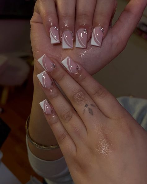 French Tip Line Designs, Double French Tip Toes, Sideways French Tip Nails, French Tip Designs White, Trendy French Manicure Square, Double Lined French Tip, Slanted French Tip Nails, Outline French Tip Nails, Diagonal French Tip Nails