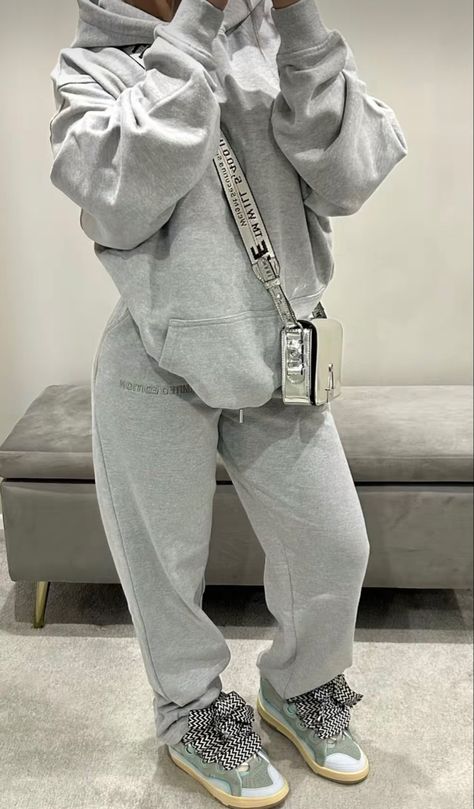 Fall Outfits Sneakers Street Styles, Fall Sweatsuit Outfit, Sweats And Sneakers Outfits, Grey Sweatsuit Outfits Women, Two Piece Sweat Suit Outfit, Winter Outfits Uk, Grey Outfit Aesthetic, Fall Outfits Casual Comfy, Lanvin Sneakers Outfit