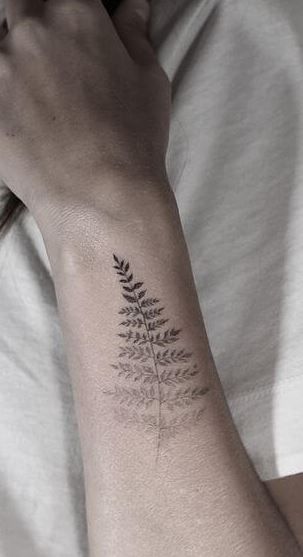 Natural Tattoos, Simple Arrow Tattoo, Natur Tattoo Arm, Botanisches Tattoo, Botanical Tattoo Design, Fern Tattoo, Arrow Tattoo Design, Mushroom Tattoos, Vine Tattoos