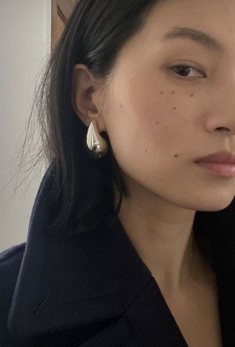 Bottega Earrings, Styling Jewelry, Earrings Outfit, 2023 Fashion Trends, Chunky Gold Hoop Earrings, Jewelry Styling, Earring Trends, Minimalist Chic, Dope Jewelry