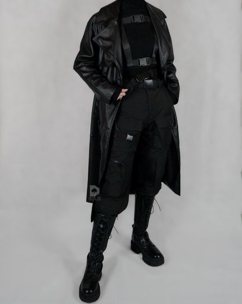 Cool Combat Outfits, Tech Wear Aesthetic Outfits, Black Tech Outfit, Fancy Techwear, Mens Techwear Aesthetic, Assasin Outfits Male Modern, Hackercore Outfit, Female Techwear Aesthetic, Techwear Cyberpunk Women