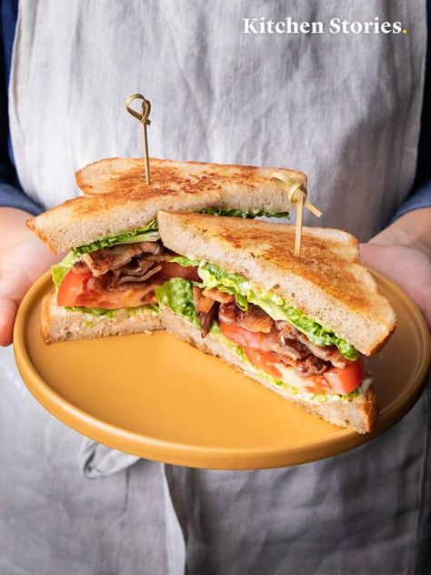 5-ingredient classic BLT (Bacon, lettuce, and tomato sandwich) Tomato Sandwich Recipes, Classic Blt Sandwich, Brie Sandwich, Bacon Blt, Easter Food Appetizers, Sandwich Container, Bread Soft, Blt Sandwich, Tomato Sandwich