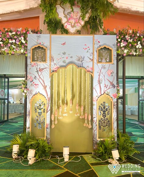 Traditional Photobooth Ideas, Pichwai Backdrop Decor, Pooja Backdrop, Traditional Backdrop, Small Wedding Decor, Simple Stage Decorations, Mehendi Decor Ideas, Wedding Stage Design, Ganpati Decoration Design