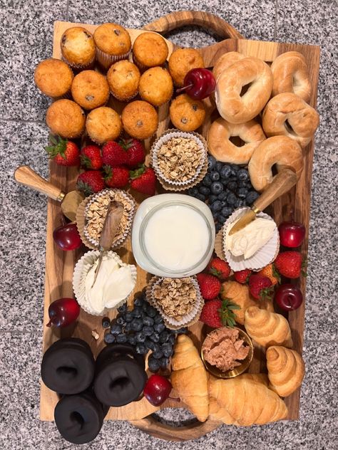 Mini Donut Charcuterie Board, Mini Muffin Charcuterie Board, Pastries Charcuterie Board, Breakfast Donut Charcuterie Board, Brunch Bagel Charcuterie Board Ideas, Mini Bagel Charcuterie Board, Brunch Chacutery Board Ideas, Mini Breakfast Charcuterie Board, Donut Chacutery Board Ideas