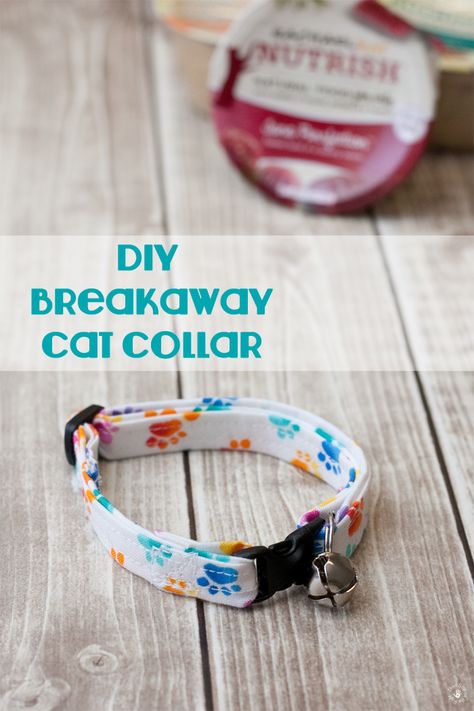 How to make a DIY breakaway cat collar for your cat. You will need a few things to get started, including: a sewing machine, 1/2 yard of interface, 1/2 yard of cotton fabric, coordinating thread and breakaway buckle iron. Cat Collars Diy, Dogs Hacks, Dogs Room, Pig Care, Pig Toys, Diy Collar, Diy Dog Collar, Leopard Geckos, Diy Cat Toys